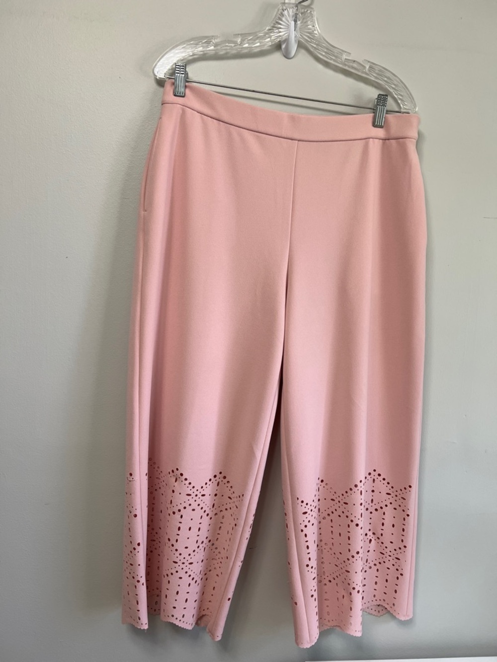 Dennis by Dennis Basso‎ Luxe Crepe Crop Pants with Laser Cut Design Size Medium